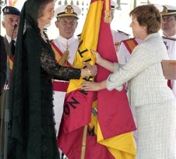 Su Majestad la Reina recibe de manos de la alcaldesa de Cartagena, Pilar Barreiro, la Bandera de Combate que ha entregado hoy a la Fuerza de Acción Ma