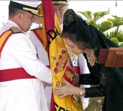 Doña Sofía se dispone a besar la Bandera de Combate que sostiene el Almirante de Acción Marítima, Mario Rafael Sánchez-Barriga