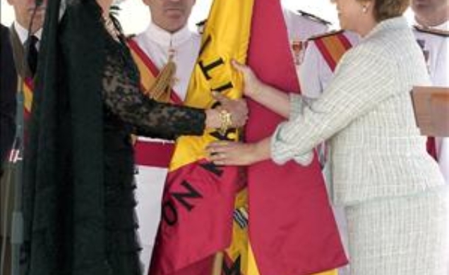 Su Majestad la Reina recibe de manos de la alcaldesa de Cartagena, Pilar Barreiro, la Bandera de Combate que ha entregado hoy a la Fuerza de Acción Ma