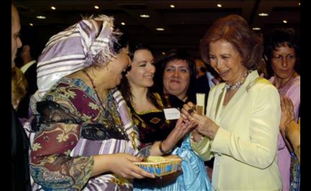 Su Majestad la Reina recibe un obsequio a su llegada a la Kermés