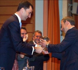 Don Felipe entrega el Premio "Cirilo Rodríguez" al corresponsal de "El País" en Italia Enric González