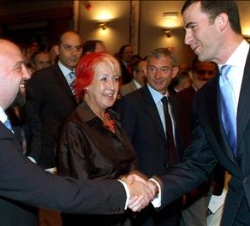 El Príncipe con los finalistas, Rosa María Calaf, de Televisión Española, y Javier Martín, de la Agencia EFE