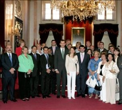 Los Príncipes de Asturias, acompañados por representantes de autoridades autonómicas y locales en la Casa Consistorial, durante la visita que realizar