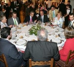 Los Príncipes, en el almuerzo ofrecido por el alcalde en la Hostería del Estudiante