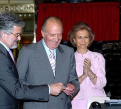 Sus Majestades los Reyes,  junto al presidente del Congreso, en la inauguración del sistema de comunicación del Congreso
