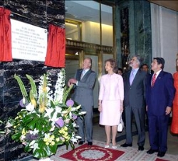 Descubrimiento de una placa conmemorativa de la inauguración de las nuevas instalaciones