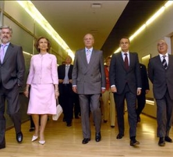 Sus Majestades los Reyes  acompañados por el presidente del Gobierno, del Congreso y del Senado, durante la inauguración