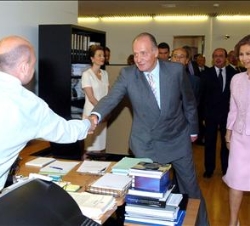 Sus Majestades los Reyes saludan a los empleados del Congreso