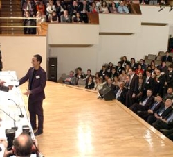 Su Majestad el Rey entrega su beca a un joven universitario