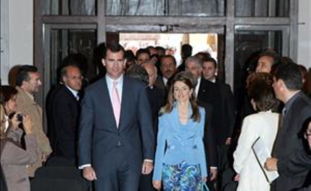 Don Felipe y Doña Letizia,  a su llegada al Instituto Cervantes de Palermo