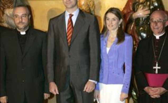 Los Príncipes con el comisario de la exposición, Jose Ángel Rivera, y el obispo de Ciudad Rodrigo, Atilano Rodríguez