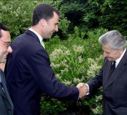 Don Felipe recibe el saludo del Presidente del Banco Central Europeo, en presencia del gobernador del Banco de España