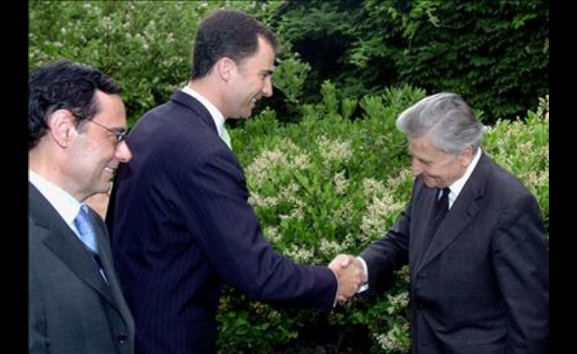 Don Felipe recibe el saludo del Presidente del Banco Central Europeo, en presencia del gobernador del Banco de España