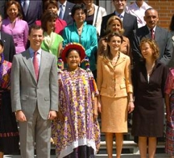 Los Príncipes de Asturias y la secretaria de Estado española de Cooperación Internacional, Leire Pajín, posan junto a la académica guatemalteca Otilia