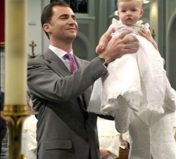 Don Felipe presenta a su hija a la Virgen de Atocha