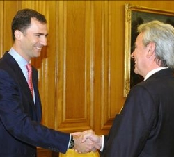 Don Felipe saluda al presidente del Consejo Directivo de la Asociación Española de Codificación Comercial (AECOC), Juan José Guibelalde