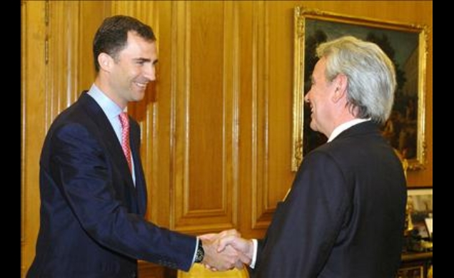 Don Felipe saluda al presidente del Consejo Directivo de la Asociación Española de Codificación Comercial (AECOC), Juan José Guibelalde