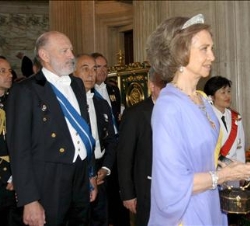 Su Majestad a su llegada al Salón del Trono del Palacio Anantha Samakhon