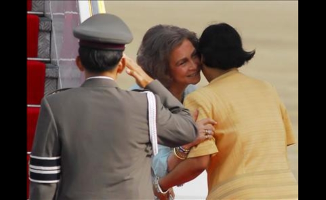 Doña Sofía recibe el saludo de la Princesa Maha Chakri Sirindhorn, que acudió a recibirla a su llegada a Bangkok