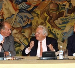 El Rey con José Ferrer, presidente de Honor de Freixenet y vicepresidente de la Fundación Cotec, y Francisco de Bergia González, director general adju