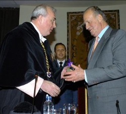 El Rey recibe el título de "Ingeniero de Honor" de manos del rector de la Universidad Politécnica de Madrid, Javier Uceda