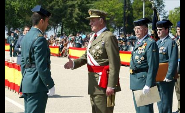 Don Juan Carlos felicita al sargento Sergio López Martínez, número uno de la 27 Promoción de Suboficiales de la Guardia Civil