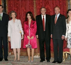 Sus Majestades los Reyes, Sus Altezas Reales los Príncipes de Asturias, el Presidente de la República Argentina, Néstor Kirchner, y su esposa, Cristin