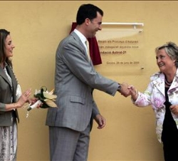 Don Felipe y Doña Letizia, con la presidenta de la Fundación "Astrid-21", María Luisa Ferrer, tras descubrir una placa conmemorativa