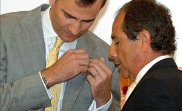 El Príncipe recibe de manos del presidente de AECORK el Premio "Gla d'Or de Honor 2005"