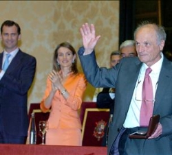 El pintor Antonio López, tras hacerle entrega del Premio