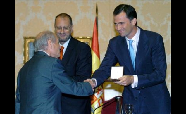 Don Felipe hace entrega al pintor Antonio López, del Premio Velázquez de las Artes Plásticas 2006