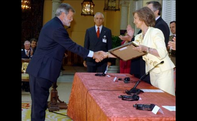 Doña Sofía entrega al presidente de la Junta de Extremadura el Premio de la categoría de Conservación de Paisajes Culturales por el proyecto "Vía de l