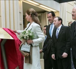 Doña Elena, y su esposo, Don Jaime descubren una placa conmemorativa.