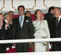 Los Duques de Lugo, saludan desde el palco del Teatro