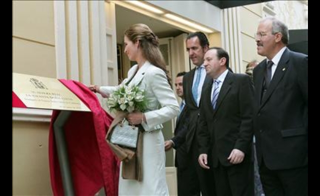 Doña Elena, y su esposo, Don Jaime descubren una placa conmemorativa.