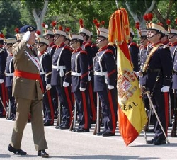 Su Majestad el Rey pasa revista a las tropas