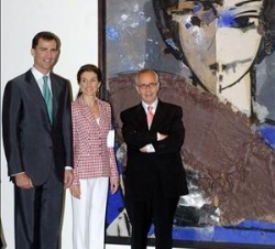 Los Príncipes de Asturas posan junto a Manolo Valdés delante de "Mujer con abanico"