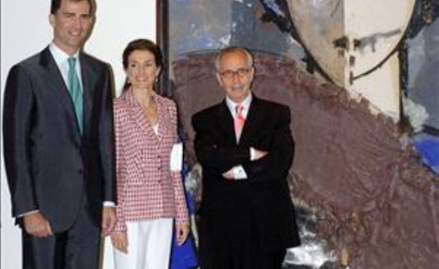 Los Príncipes de Asturas posan junto a Manolo Valdés delante de "Mujer con abanico"