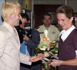Doña Elena recibe un ramo de flores de manos del atleta Enrique Moret