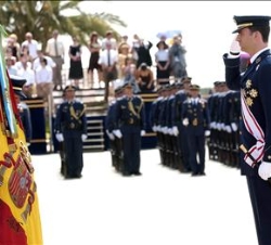 Don Felipe saluda a la Bandera Nacional