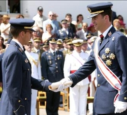 Don Felipe entrega el Real Despacho a un nuevo oficial