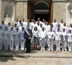 Sus Altezas Reales los Príncipes de Asturias con los alumnos de los Cuerpos Comunes