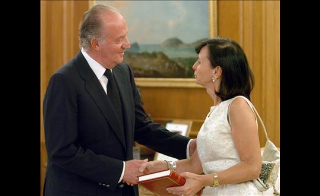 La presidenta del Tribunal Constitucional entrega la memoria a Don Juan Carlos