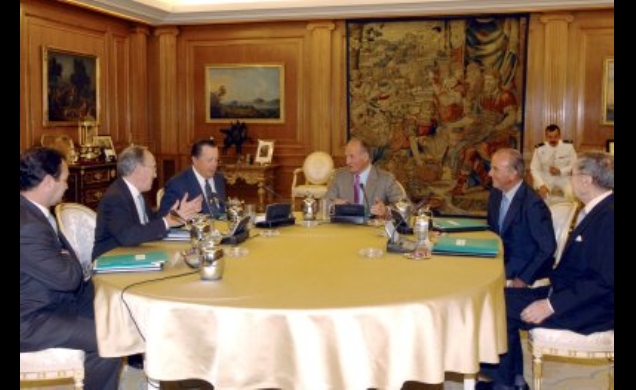 Su Majestad el Rey, con los miembros del Patronato de Fondena, durante la reunión