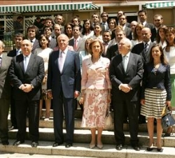 Sus Majestades los Reyes tras la entrega de despachos