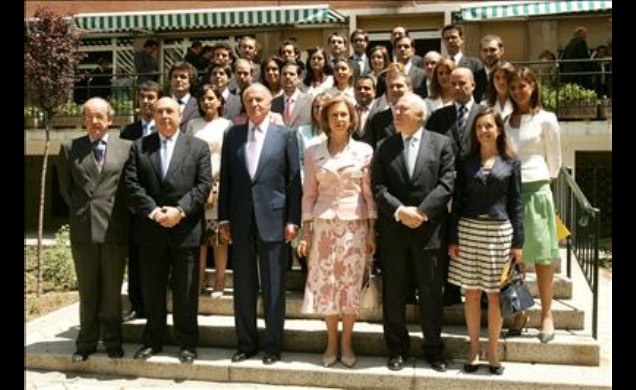 Sus Majestades los Reyes tras la entrega de despachos