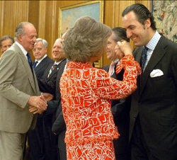 Momento del saludo de Don Jaime de Marichalar a Su Majestad la Reina, en presencia de Don Juan Carlos