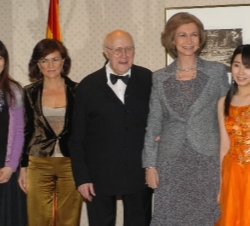 Su Majestad la Reina con el Maestro Rostropovich, la joven violinista Mayu Kishima acompañada por su madre y la ministra de Cultura, Carmen Calvo.