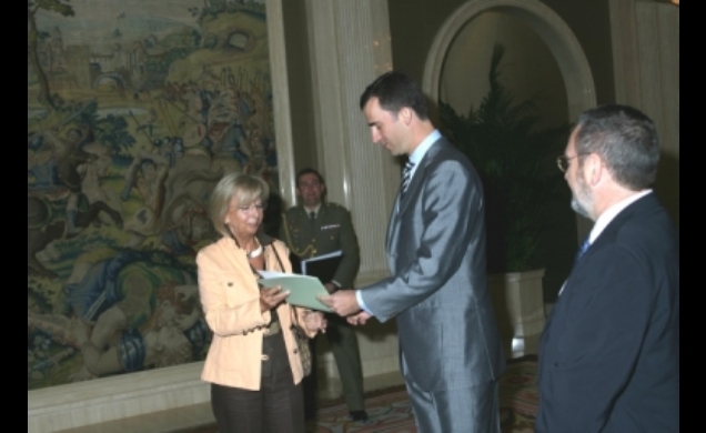 El Príncipe de Asturias recibe de manos de la presidenta de FEDECA las conclusiones del Congreso