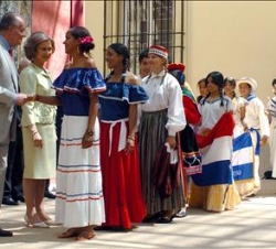 Saludo de Sus Majestades los Reyes a los jóvenes expedicionarios